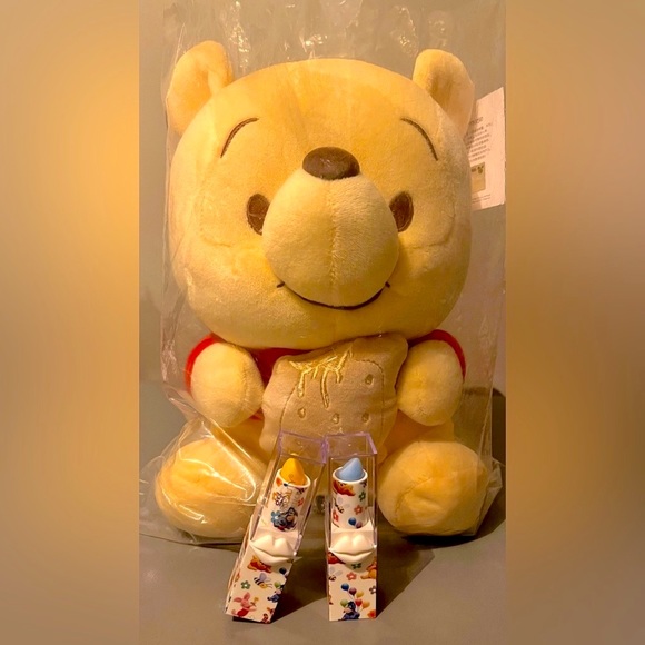 4 for 1! ADORABLE WINNIE THE POOH! POOH & 2 POOH LIP BALMS & EYESHADOW PALETTE! - Picture 5 of 7